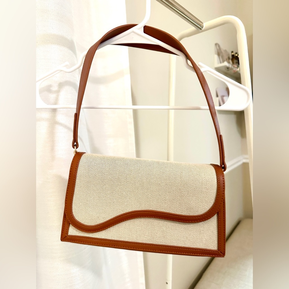 Structured shoulder bag